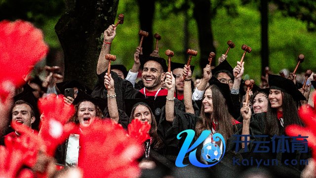 5月29日，哈佛大学毕业生参加毕业庆典 （新华社 图）